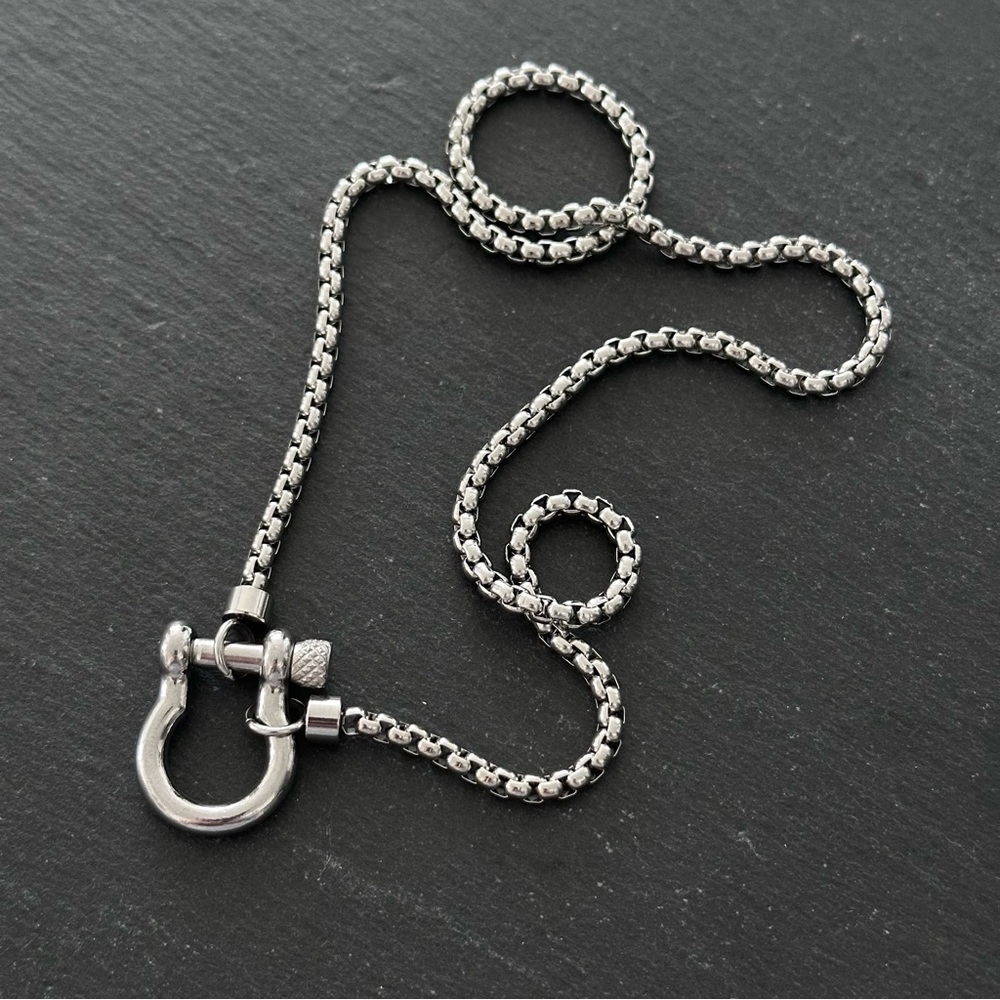 HORSESHOE CARABINER ROUNDED BOX CHAIN NECKLACE